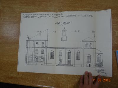 "FUNDACJA IM. ADOLFA TANNENBAUMA W RZESZOWIE BUDOWA DOMU LUDOWEGO NA PARCELI 105/1-2 PRZY UL. OGRODOWEJ W RZESZOWIE". Zrealizowany (ze zmianami) projekt domu ludowego z 1925 roku autorstwa Rudolfa Handa. Elewacja p&oacute;łnocna od ul. Sobieskiego, zaprojektowana prawie wyłącznie w oparciu o elementy architektury zachodniej, tj. pilastry, gzymsy, boniowanie. Zbiory Biura Miejskiego Konserwatora Zabytk&oacute;w Urzędu Miasta Rzeszowa